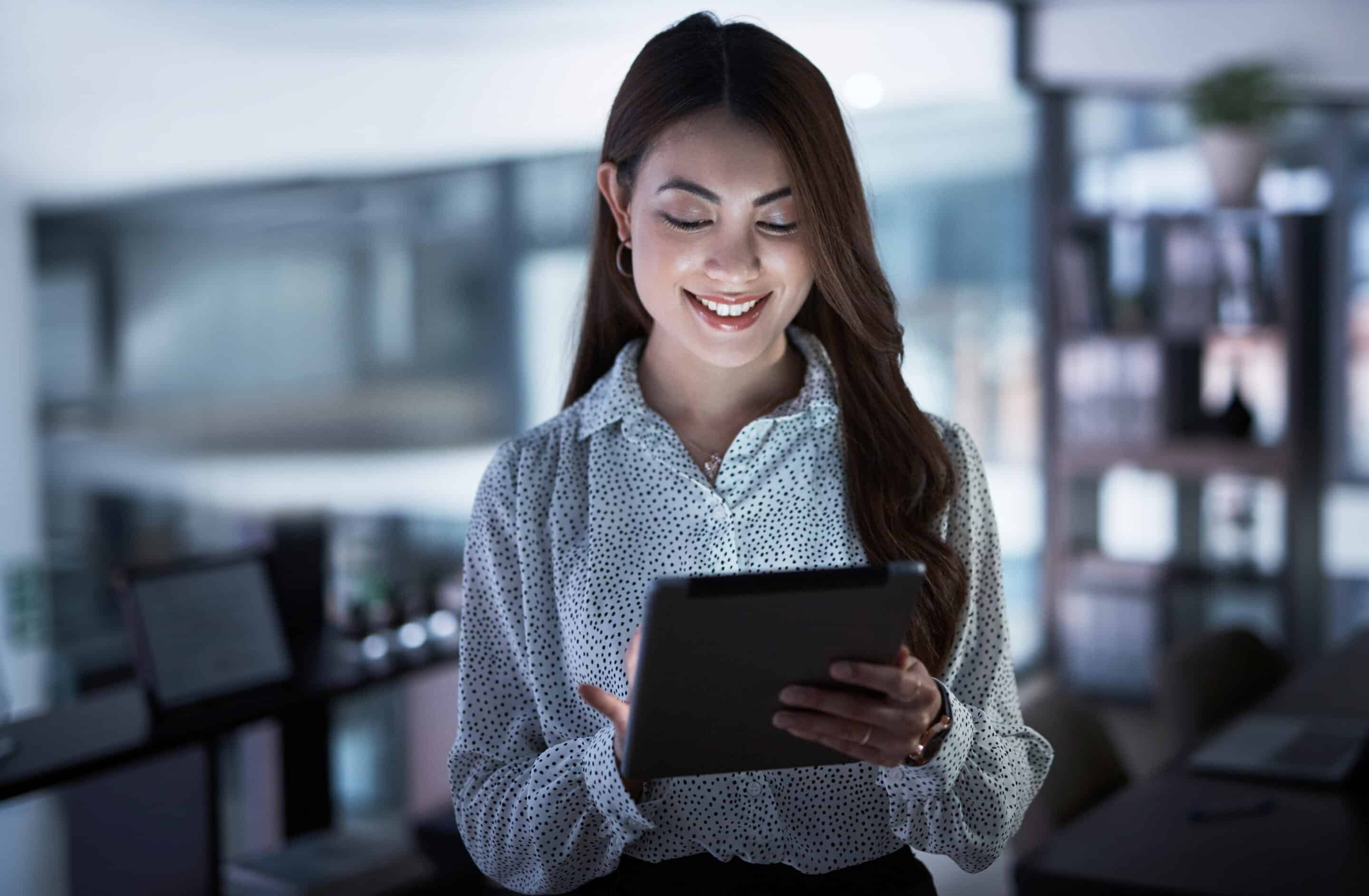 Employee Branding - Junges Mädchen am Tablet Employee Branding - Junges Mädchen am Tablet