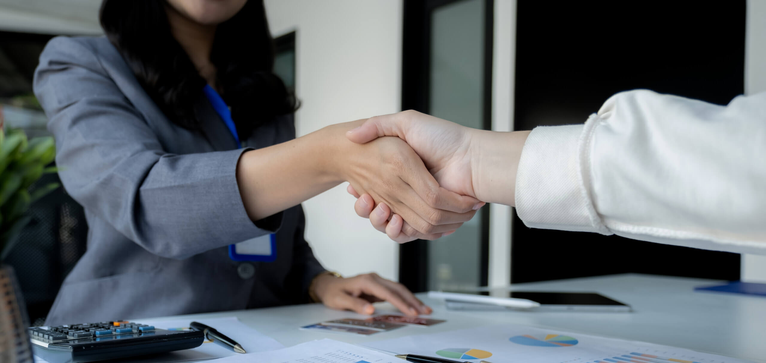 Hand shake after Employees present with mock up credit card paym Händeschütteln nach Mitarbeiter präsentieren mit Mock-up-Kreditkarte Zahlungen an Geschäftskunden. Bereit, Rabatte und Lebensversicherungen anzubieten.