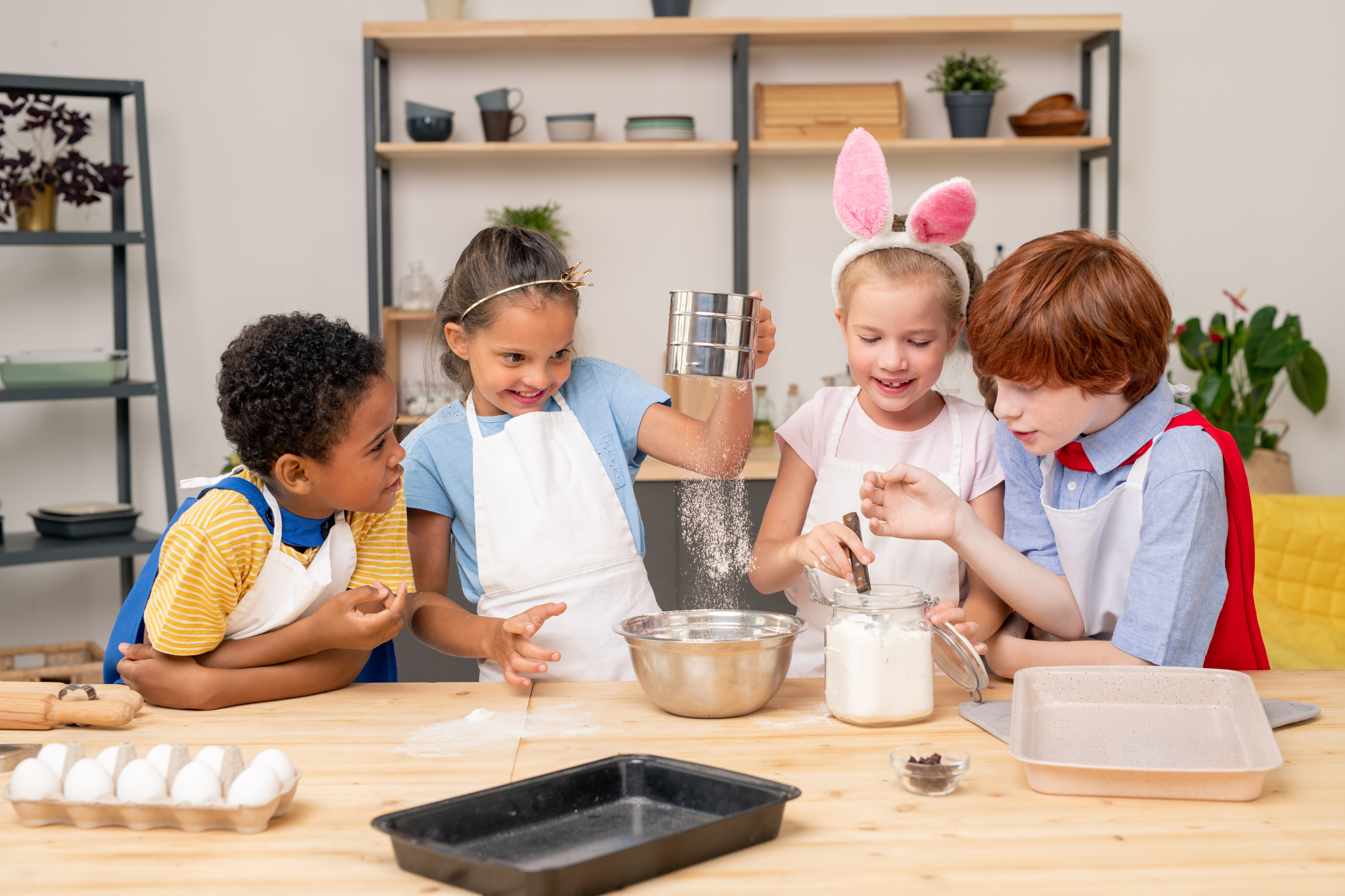 Children making cookies Durchdenken aller Risiken, Vorteile und Kosten.