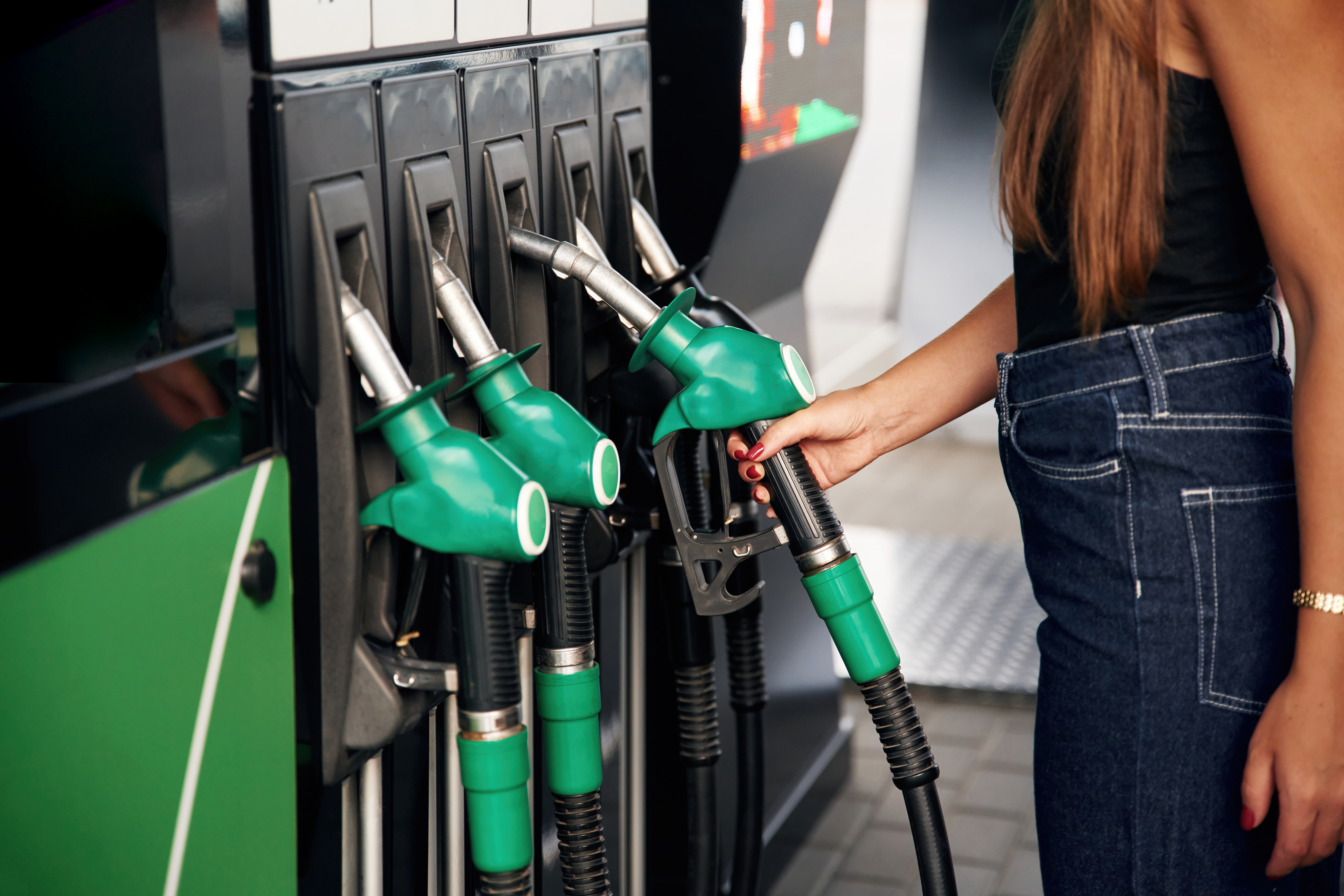 Focused detailed close up view. Young woman on the gas station Durchdenken aller Risiken, Vorteile und Kosten.