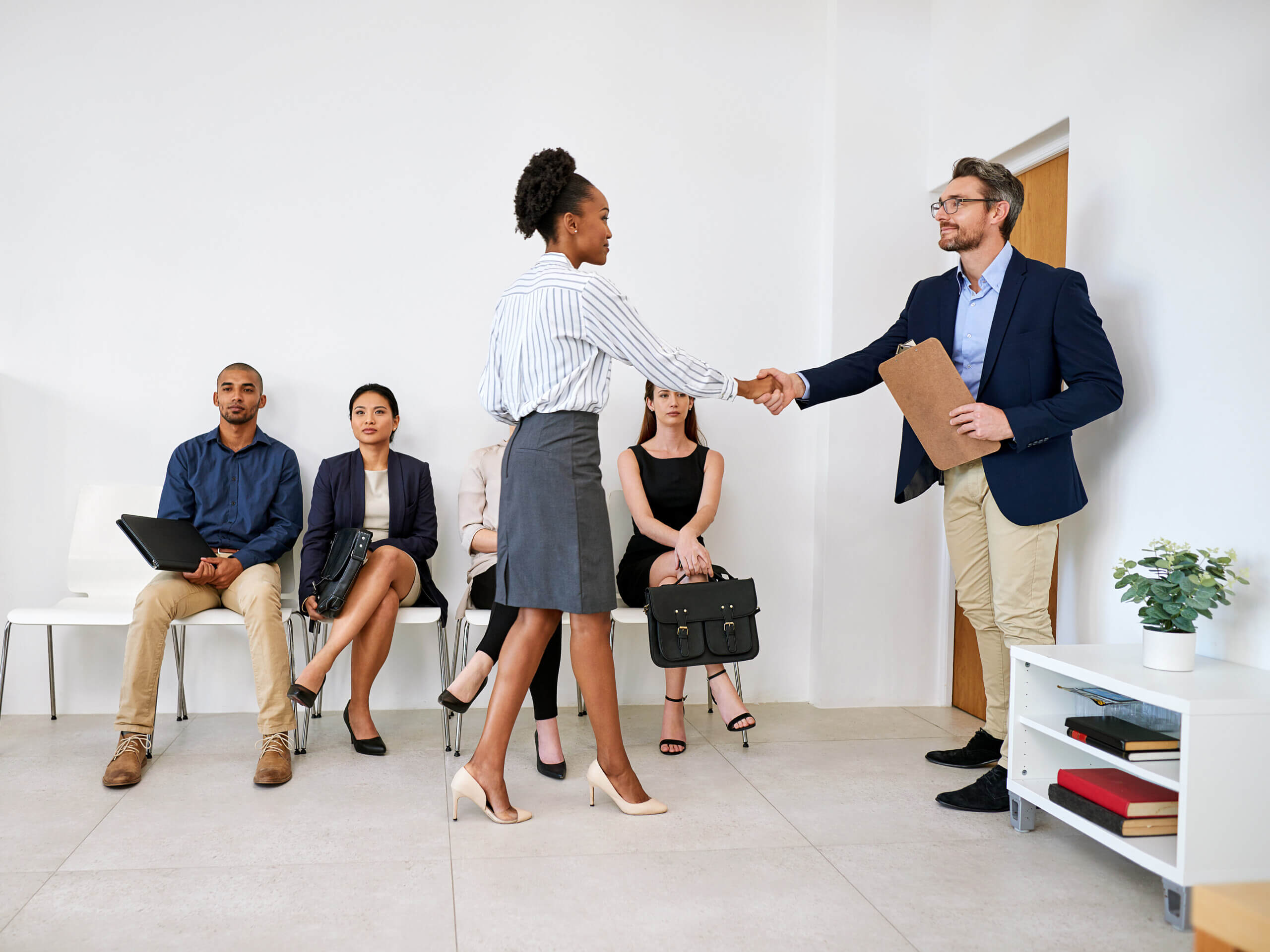 shot-of-a-group-of-businesspeople-seated-in-line-w-2023-11-27-04-53-16-utc Durchdenken aller Risiken, Vorteile und Kosten.