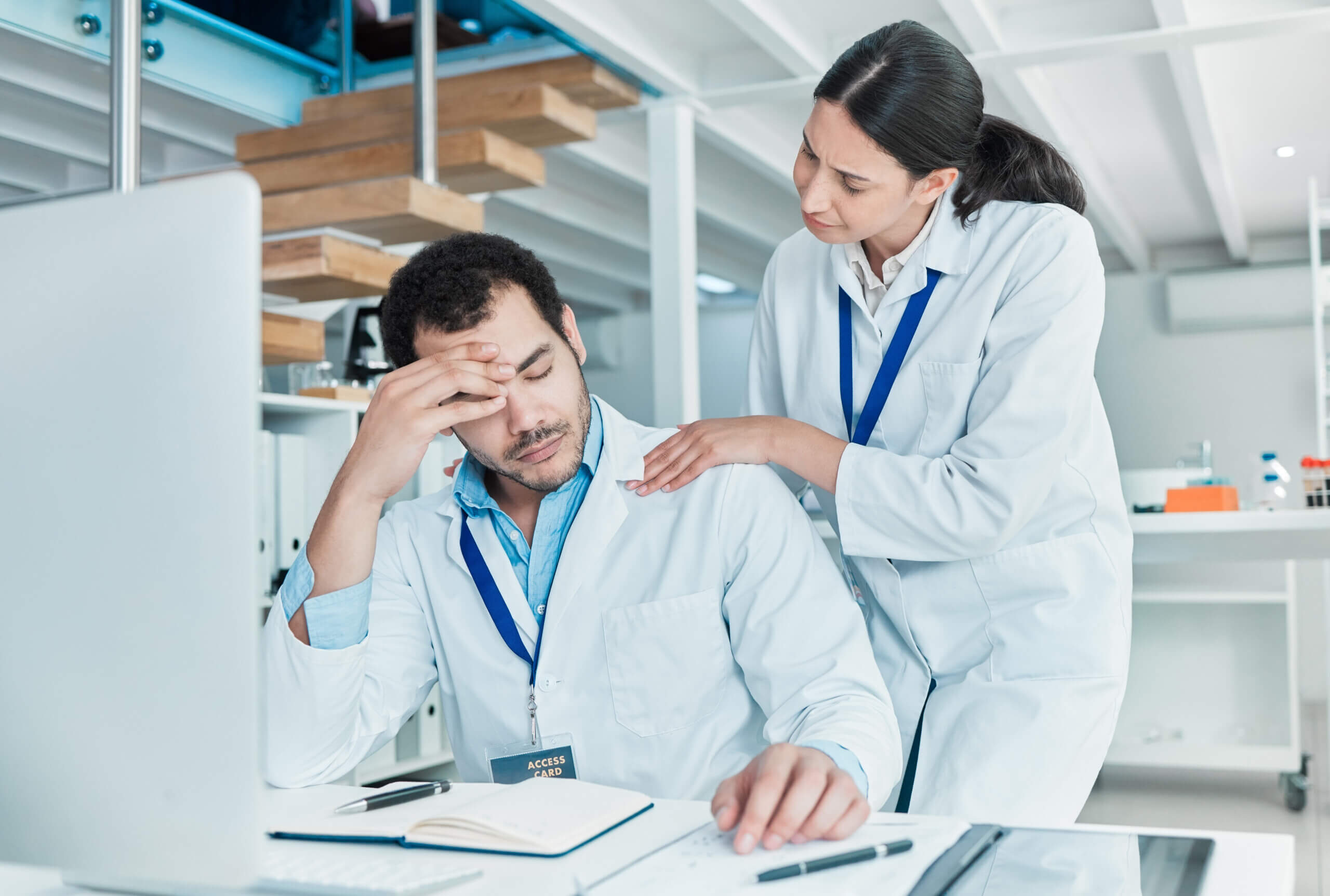 shot-of-a-young-scientist-looking-stressed-out-whi-2023-11-27-05-07-07-utc Durchdenken aller Risiken, Vorteile und Kosten.